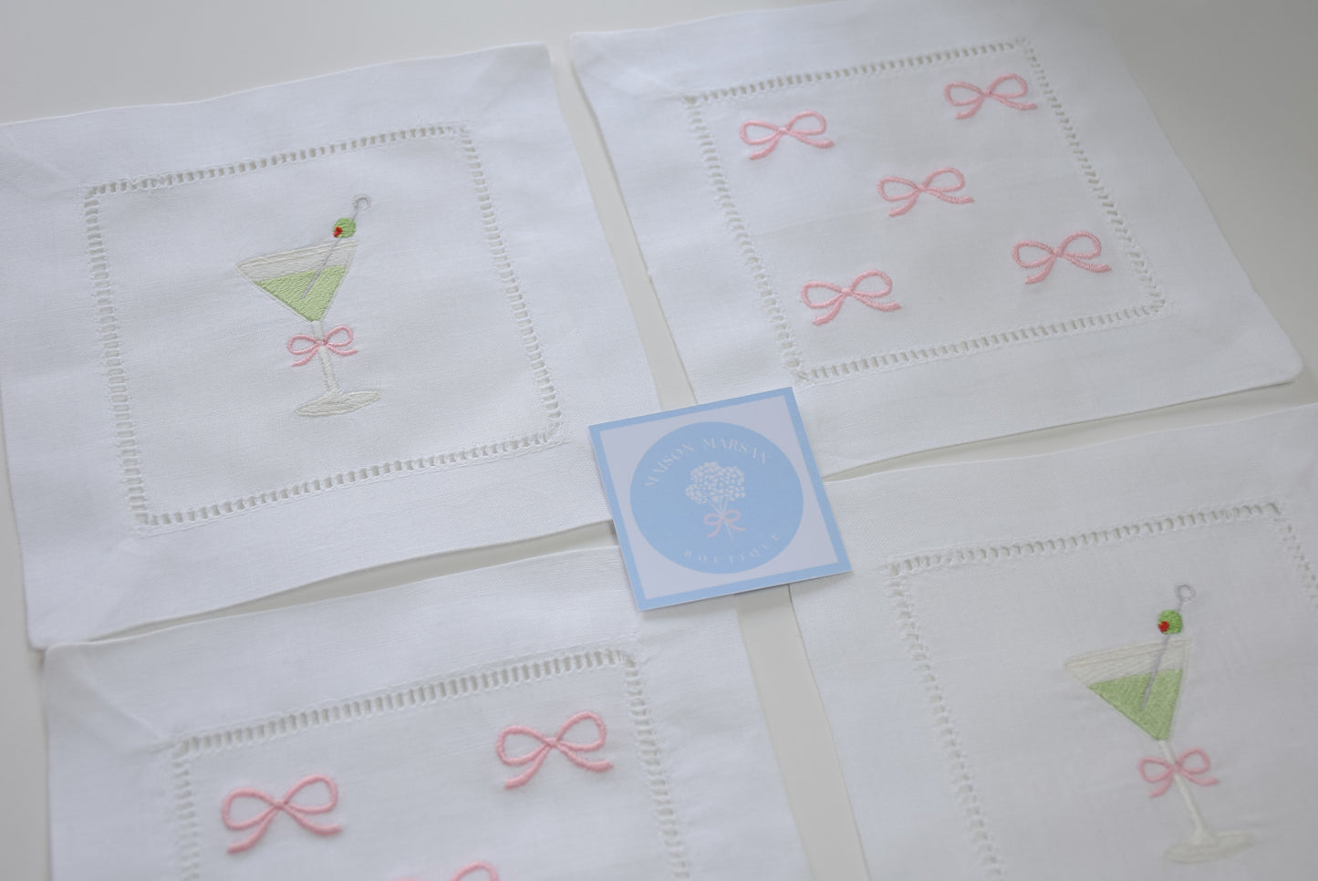 Ensemble de 4 petites serviettes à cocktail brodées