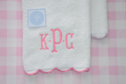 Serviette à mains monogrammée à festons